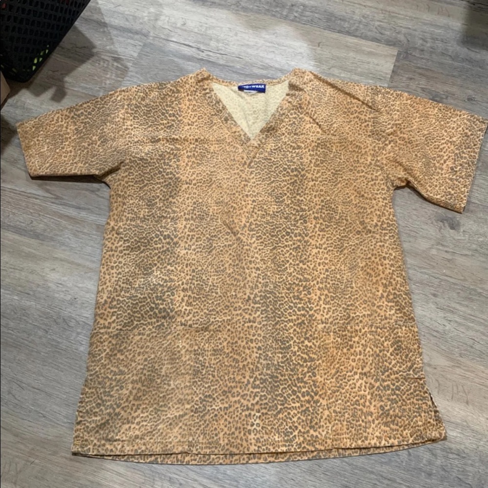 Scrub top leopard print size small women’s